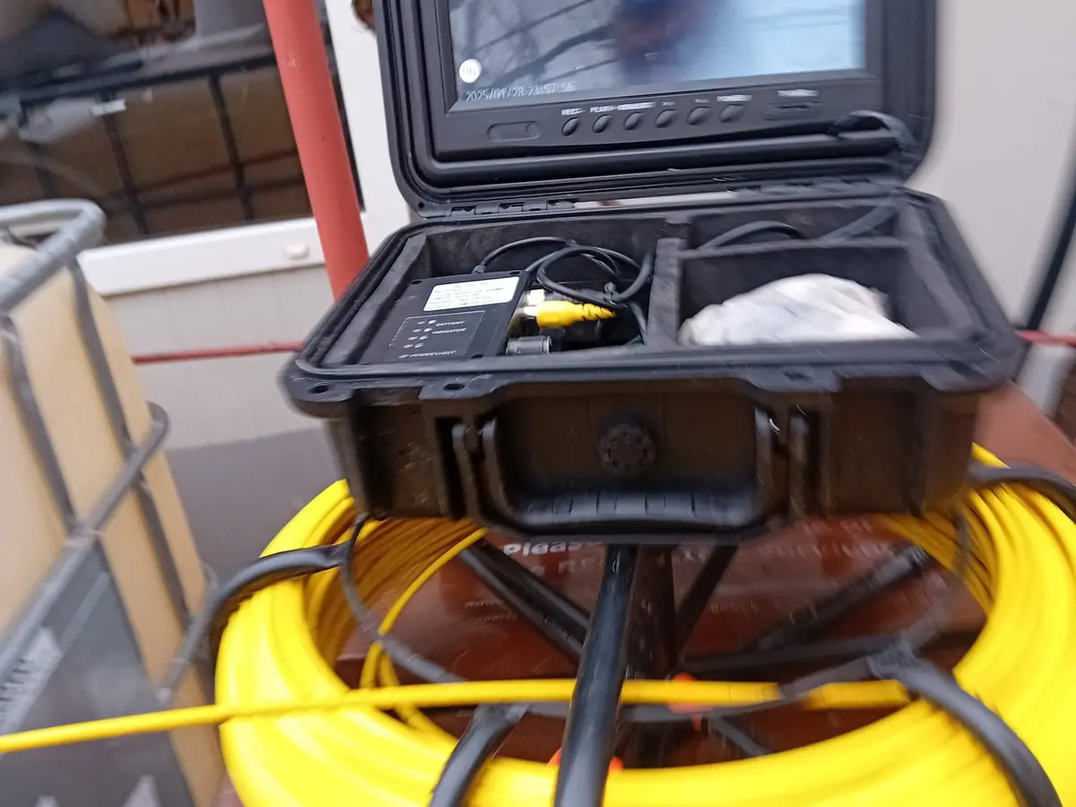 Camera de inspecție video cu cablu galben, în geanta de transport