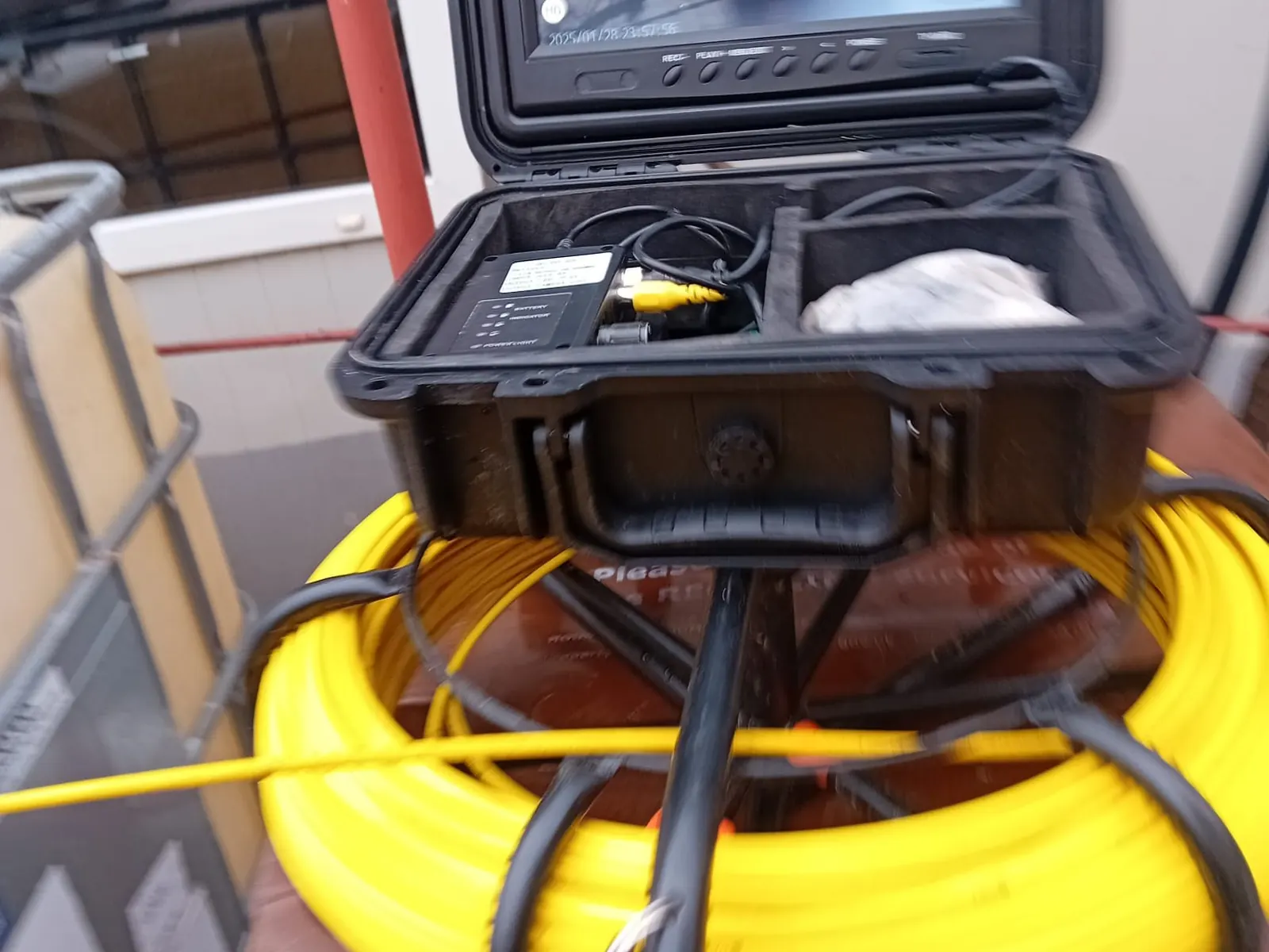 Camera de inspecție video, în geanta de transport